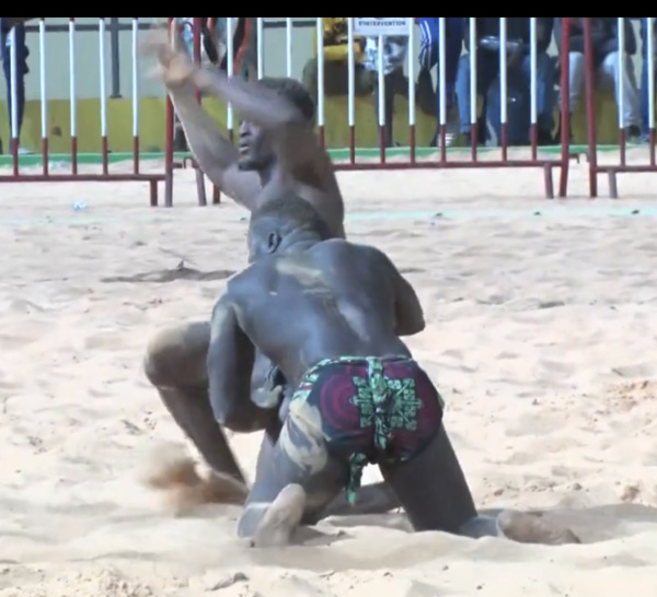 (Mbapatt) Drapeau Doudou Diagne Diécko : "Gourdin" "écrase" Moussa et remporte la cagnotte en catégorie poids léger.
