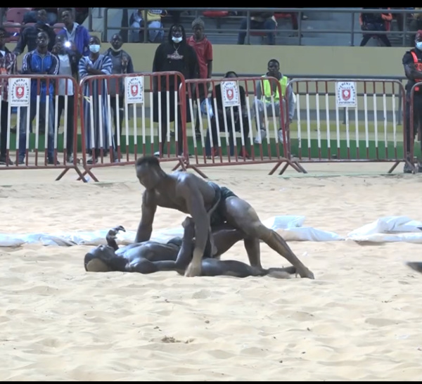 Gala de lutte Prince PABC Évents : finale poids légers Diène Diouf impuissant face à Kaw Gourdin....
