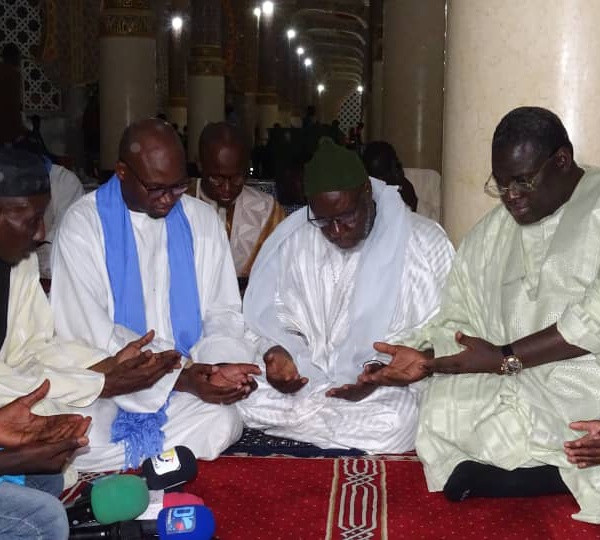 ( IMAGES) Muqadimatul Khidma reçoit Serigne  Bassirou Mbacké Khadim Awa Bâ venu lui remettre une enveloppe financière en guise de soutien.
