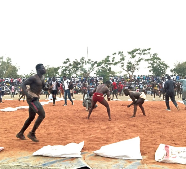 Méga "Mbapatt" : Luc Nicolaï réunit la crème des lutteurs traditionnels dans le stade municipal de Nianing.