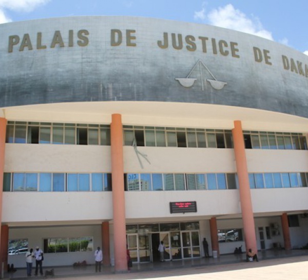 Mot d'ordre du SYTJUST à ses membres : S'habiller tous en rouge ce jeudi en venant au tribunal!