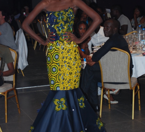 Des mannequins sénégalais défilent dans une boite de nuit