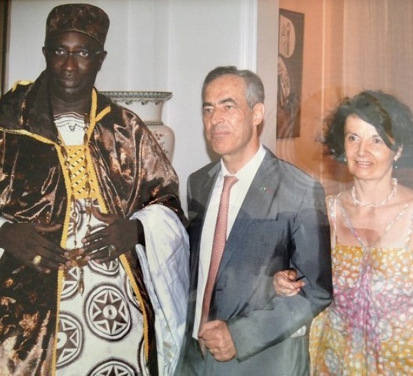 L'un des deux "Grand Serigne" de Dakar, Pape Ibrahima Diagne, en compagnie de l'ancien Ambassadeur de la France, Nicolas Normand et sa femme