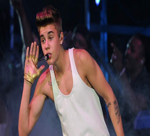 Justin Bieber nu derrière sa guitare