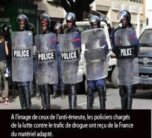 Les étudiants aux policiers : «Dégagez vous êtes des vendeurs de drogue...» 