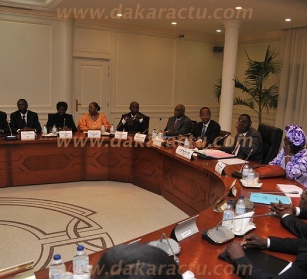 Conseil des ministres : Macky aérien, Mimi martial