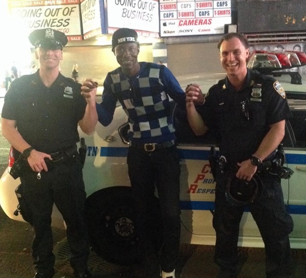 Tange Tandian de VipNews avec des policiers New Yorkais