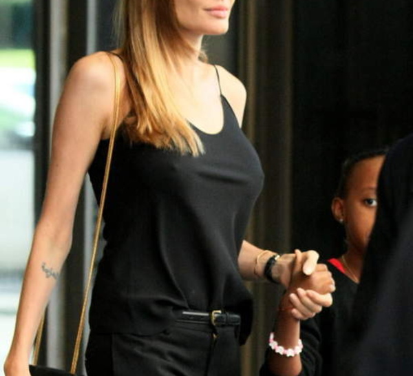 Les faux seins d'Angelina Jolie sont une réussite