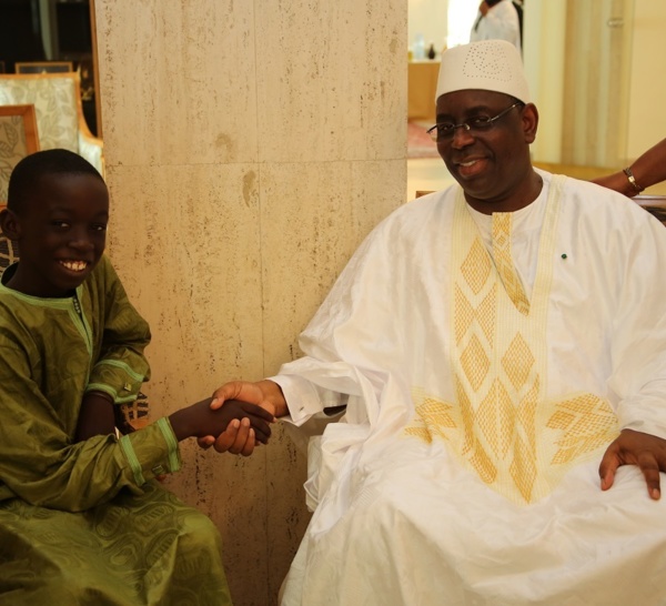 Le président Macky Sall pose avec un jeune garçon