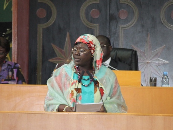 Sokhna Dieng Mbacké Offre un bouquet de roses et rappelle les urgences