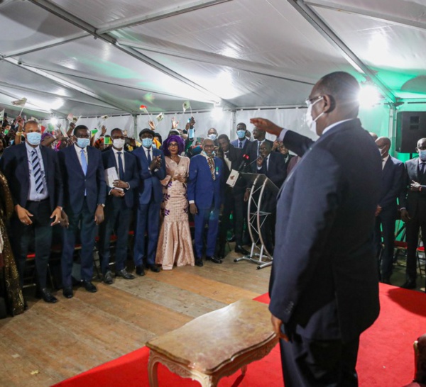 Paris : le Président Macky Sall accueilli par une forte mobilisation des Sénégalais de France