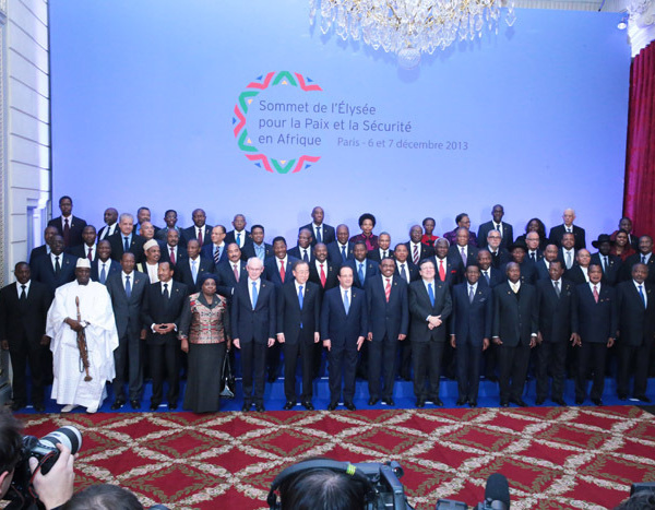 Ouverture du sommet de l'Élysée pour la paix et la sécurité en Afrique: La photo de famille des Chefs d'Etat africains.