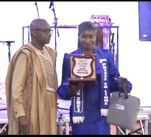 10ème édition du Gala national de la presse : La journaliste de Dakaractu Aïda Ndiaye remporte le 3ème prix de la catégorie presse en ligne.