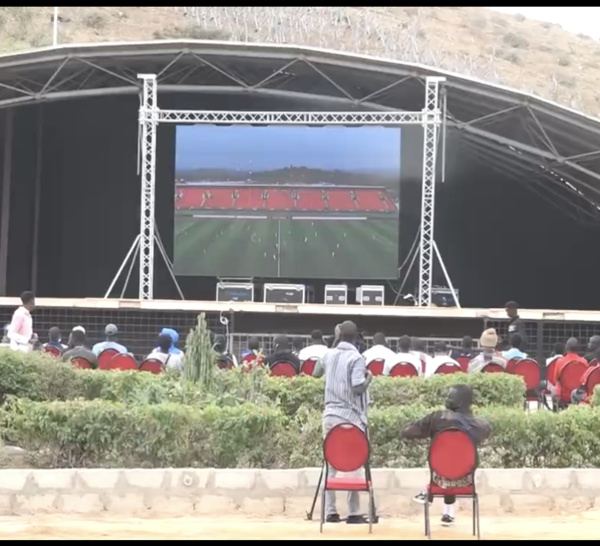 Can 2021/Fan's Zone au monument de la Renaissance : les populations, à fond derrière les lions pour…