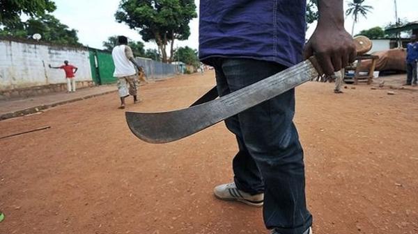 Dominé et frustré lors d’un combat de lutte, l’apprenti de transport en commun, Dame Ndiaye, assène des coups de machette à son collègue.