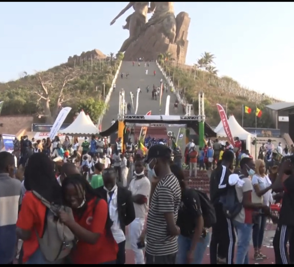 Malawi- Sénégal- Fanzone monument de la renaissance : Ambiance / 90 minutes sous haute tension, les supporters livrent leurs pronostics.