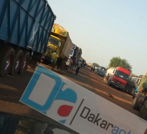 Des centaines de camions toujours bloqués à la frontière sénégalo-gambienne.(PHOTOS)