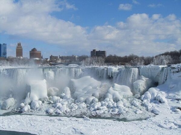 Les chutes du Niagara gelées... ou presque