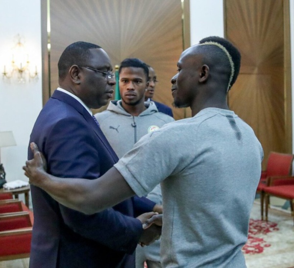 Sadio Mané parle de la « pression positive » du président Macky Sall : « Il nous a supportés, encouragés et nous appelait souvent au téléphone. Il a beaucoup joué sur notre mental »