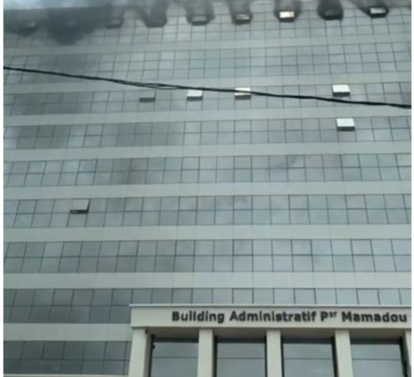 Réparation des dégâts de l’incendie du building administratif : le rapport secret de Macky, la facture et le choix de Bamba Ndiaye Sa