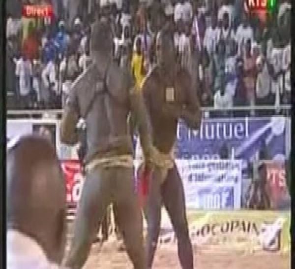 Combat de lutte : Boy Seye vs Tidiane Faye - Victoire de Boy Seye