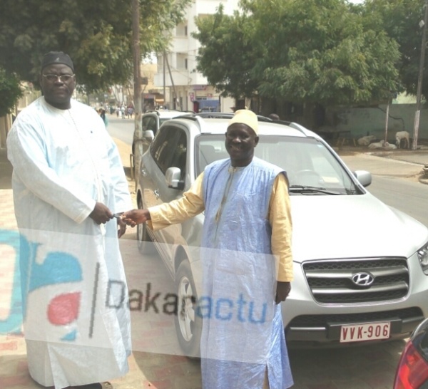 Moustapha Mbaye montrant son véhicule offert par un homme mystérieux à Serigne Bass Khadim Awa Ba Mbacké