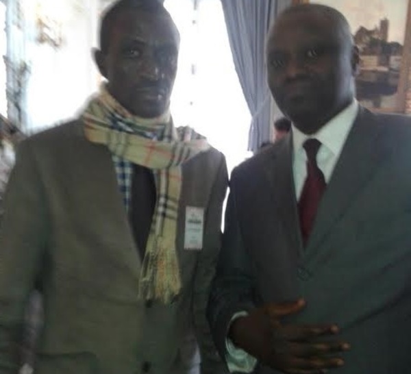 Le journaliste Johnson Mbengue en compagnie de Alioune Petit Mbaye au Salon des Arts et Métiers de l'Avenue Lena de Paris.