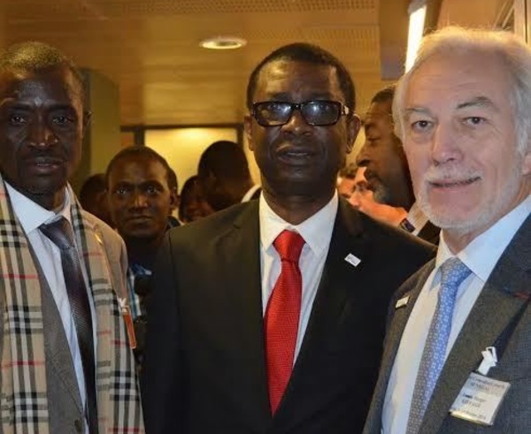 Youssou Ndour en compagnie du patron de la société Eiffage Gérard Sénac et du journaliste Jonhson Mbengue