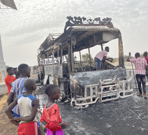 Dernière minute sur Ila Touba  / Un bus avec à bord 80 personnes prend feu et brûle complètement… 