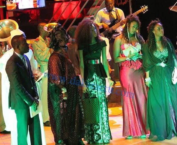 Chanté par Coumba Gawlo, Cheikh Yérim Seck représenté par Boubacar Diallo et toute l'équipe de "Un Café Avec"
