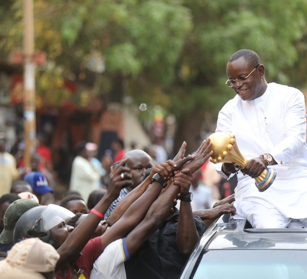  ( IMAGES ) « Trophy Tour » : À Dakar, des suiveurs assidus du foot ou simples curieux se pressent pour voir le trophée de la CAN 