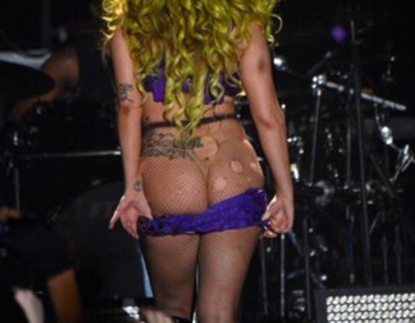 Lady Gaga : les fesses a l'air en plein concert
