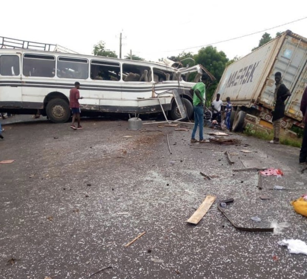 Accident à hauteur de Diouroup / Le bilan s'alourdit à 04 morts : le bus transportait les pensionnaires de l'école de football « Thio » de Kaolack.