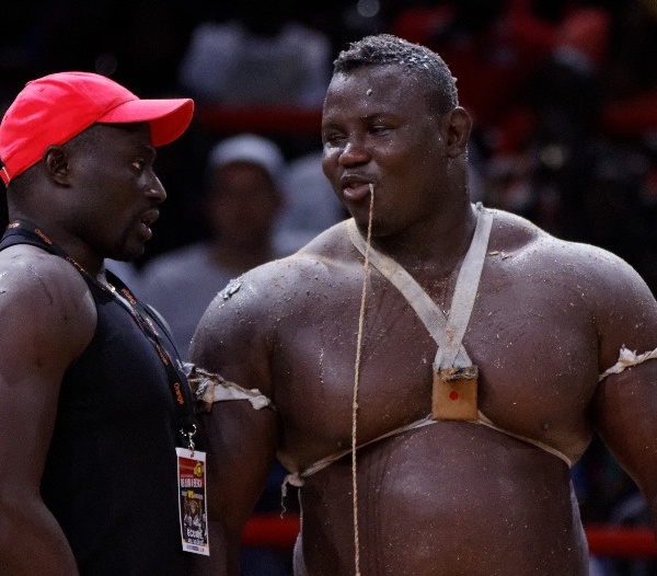 Devant ses proches, parents et supporters, Bombardier se glorifie : "Je suis le seul et le premier lutteur Sénégalais à être deux fois Roi des Arènes!"