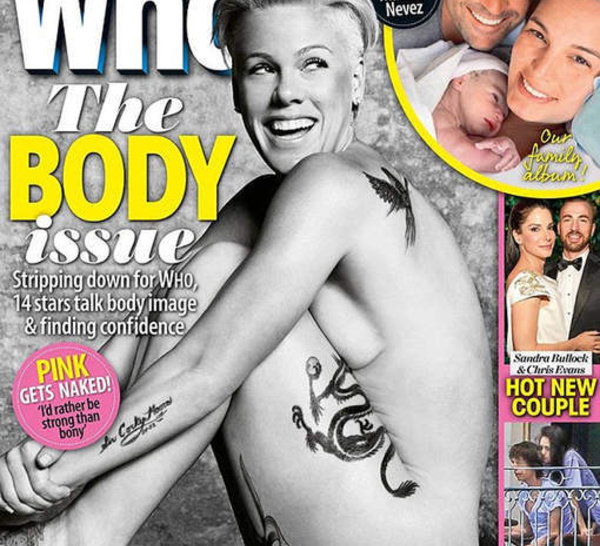 Pink pose entièrement nue