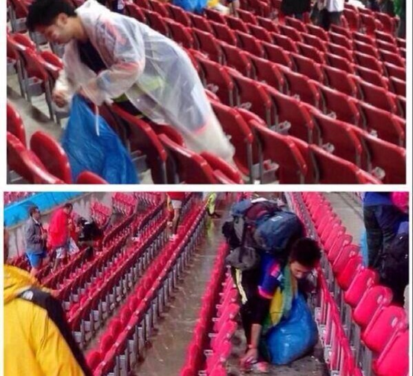 CM 2014- L'image qui a fait le tour du monde: Les supporters japonais qui nettoient leur place après le match contre la Cote d'Ivoire