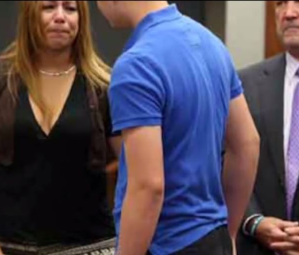 La belle histoire du jour : en plein procès, elle enlace et embrasse le meurtrier de sa fille