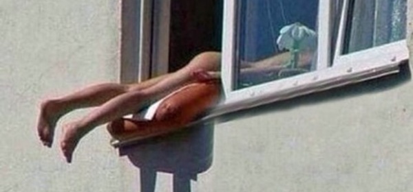 Elle provoque un accident en bronzant nue à sa fenêtre