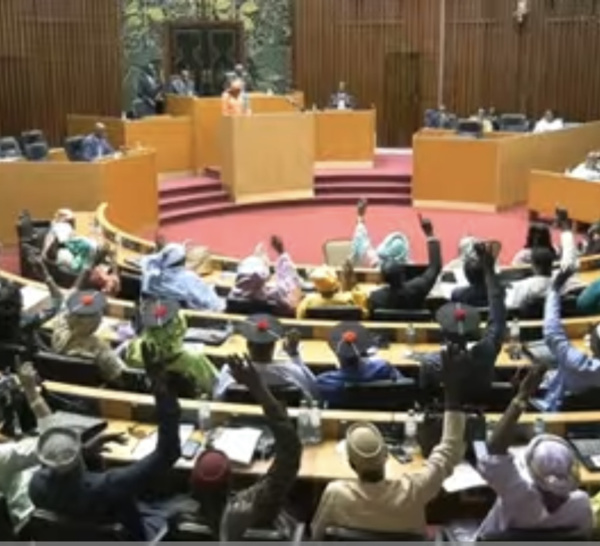 Répartition des commissions à l’assemblée nationale : Benno s’adjuge 7 sièges dont ceux de la sécurité, des lois et de la finance, 5 pour Yewwi qui se renforce dans l’énergie et les affaires étrangères et Wallu dans l’écologie et l’économie.