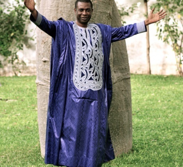 Youssou Ndour en tenue traditionnelle, fête aujourd'hui ses 55 ans