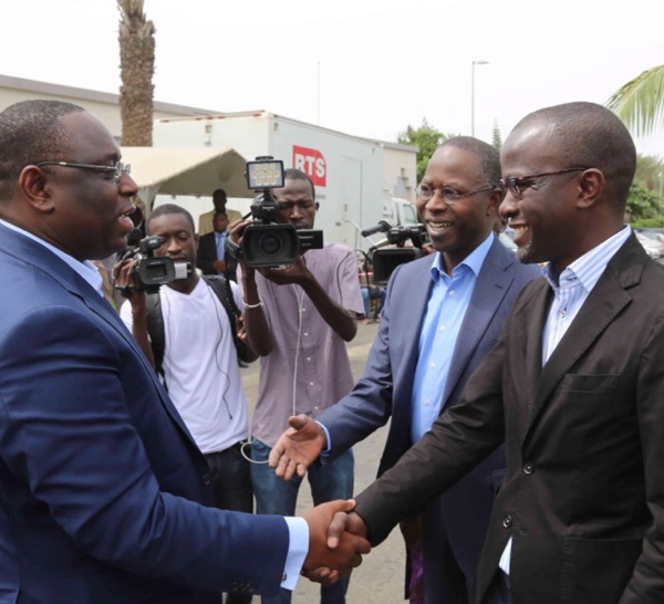 Opération de charme de Macky Sall au Terrou-Bi : Macky déshabille Mohamed Dionne