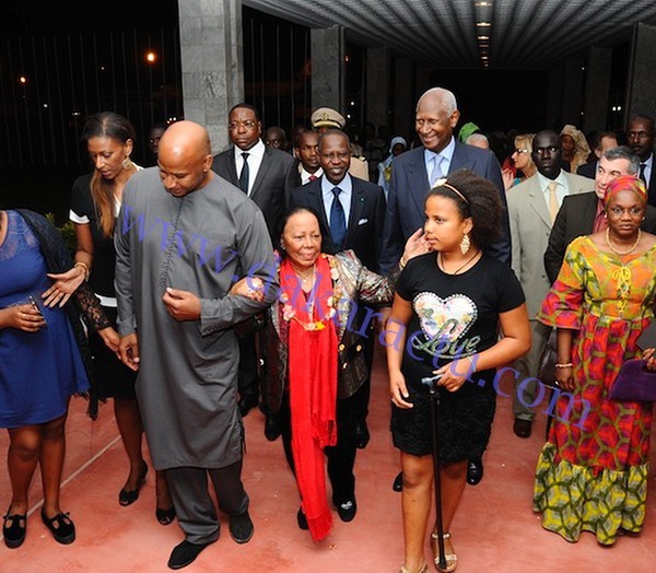 Le Président Abdou Diouf en compagnie de toute sa famille, accueilli par le Premier Ministre et le Ministre des Affaires étrangères