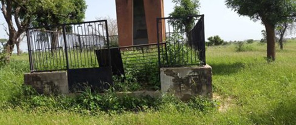  Le Mausolée Lat Dior en ruine