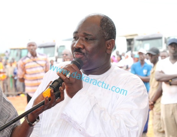 "Il faut que Macky arrête son Farba fantoche et farfelu : on ne doit pas folkloriser l'administration ni la gestion du pays !" dixit Oumar Faye