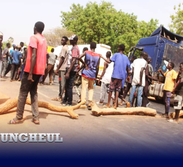 Koungheul: Un camion fou tue un jeune homme à Darou Wolof....Les habitants barrent la route.