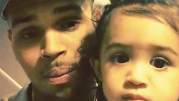 Chris Brown : avec sa baby mama, la guerre est déclarée !