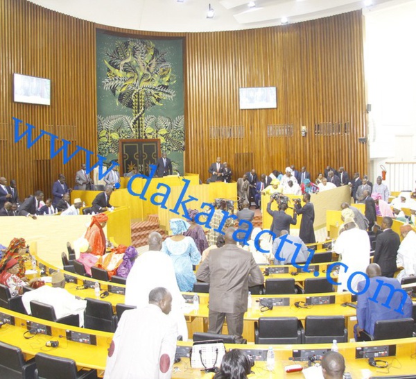 Réunion houleuse à l'Assemblée nationale hier : Oumar Sarr boude, Adja Dieynaba N'diaye claque la porte de Benno