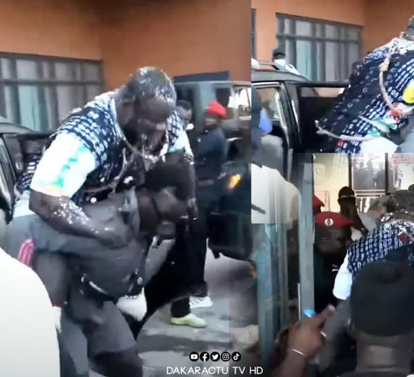 Entrée de Eumeu Sene dans l'enceinte de l'arène : Tay Shinger porté au dos par un de ses amis.....
