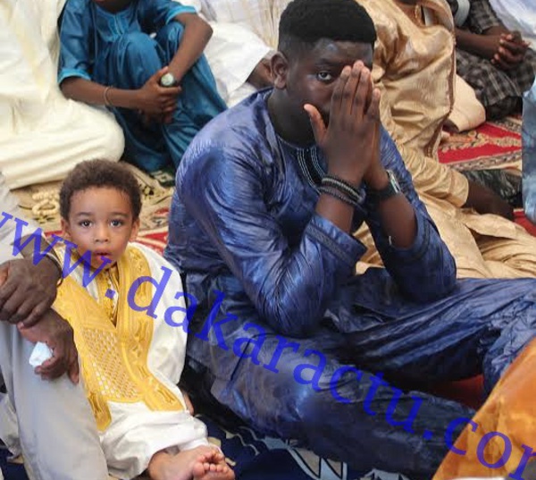 Aïd El Fitr : Nelson Mandela Ndour, le fils de Youssou Ndour, en compagnie de son aîné Ségui, à la mosquée Mazalikoul Jinnan