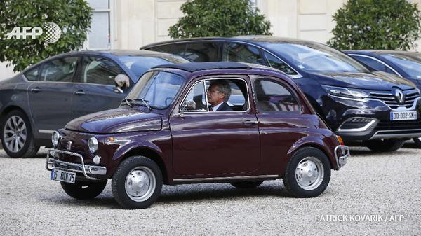 Laurent Dassault, dg de Dassault-Industries, arrive à l'Elysée en Fiat 500 pour la remise du prix de l'audace créatrice
